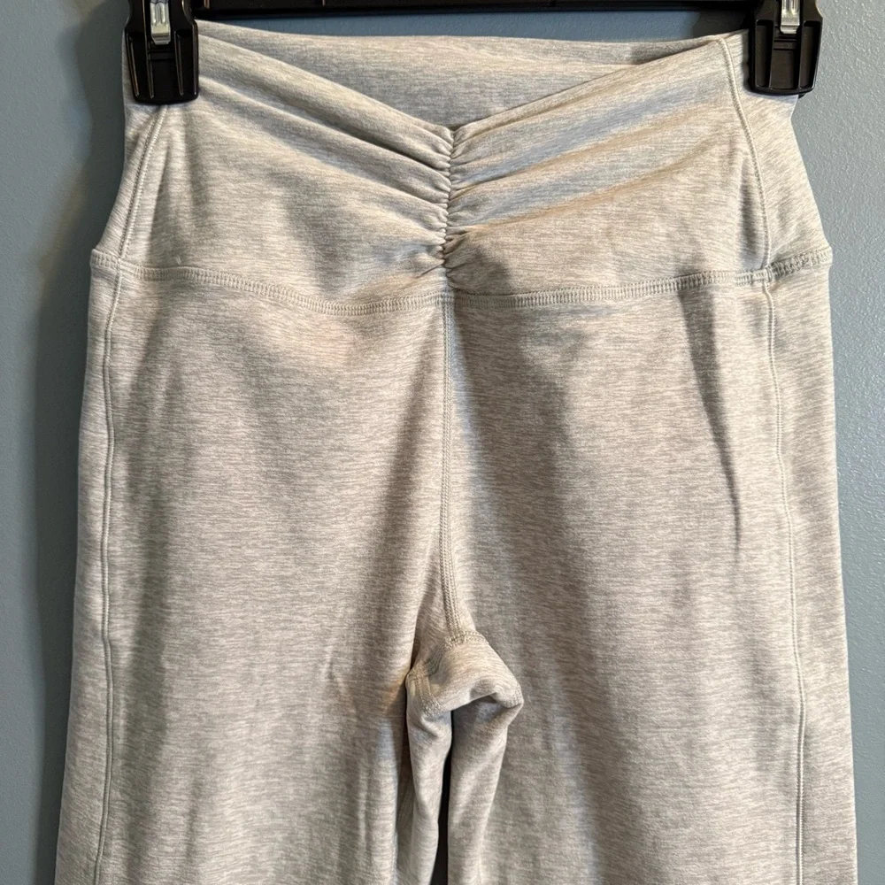 Alo Yoga Heather Gray Alosoft Intuition Long Sleeve Bra w/High Waist Leggings - Picture 4 of 16